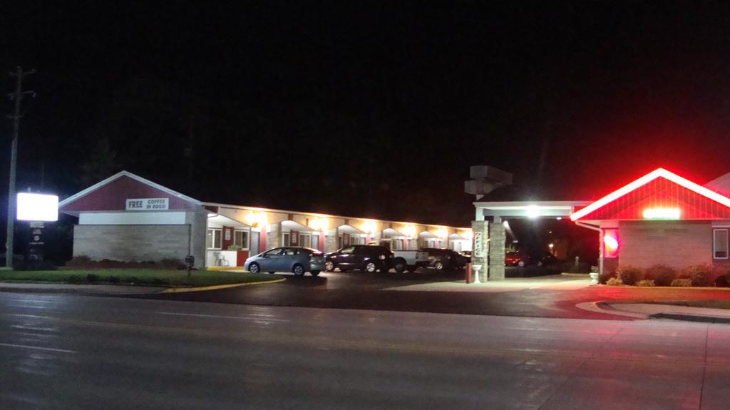 Pinconning Trail Inn Motel Exteriör bild