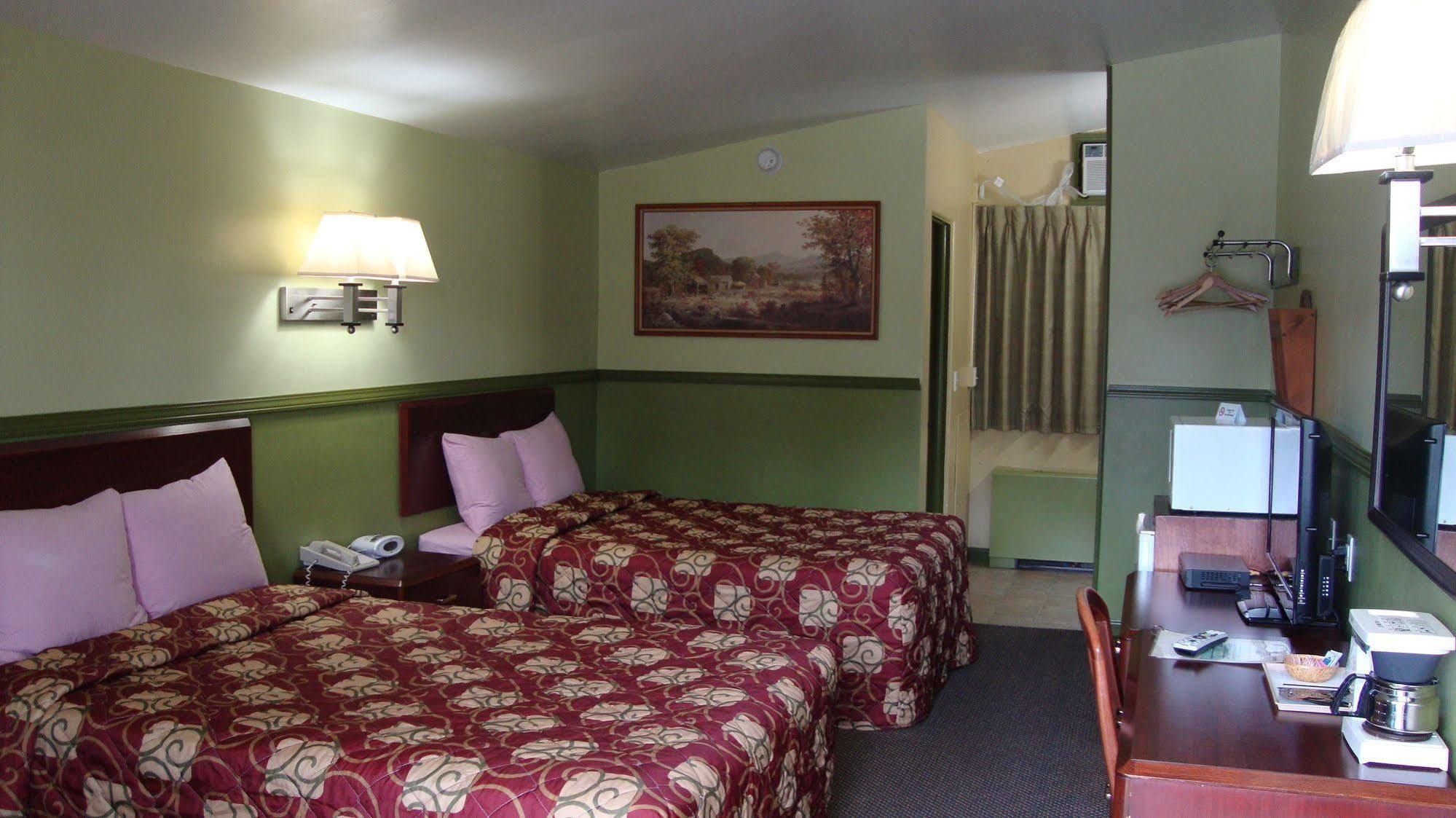 Pinconning Trail Inn Motel Exteriör bild